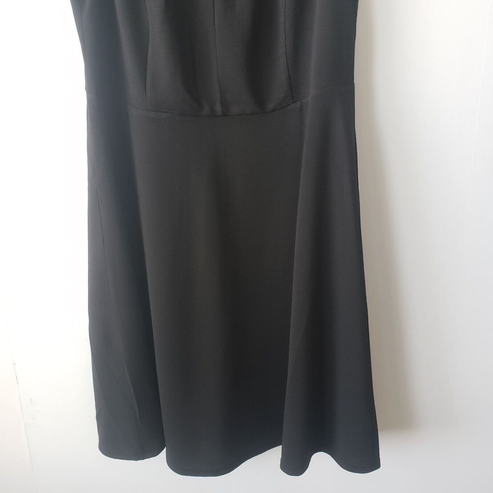 Elegant Black Sleeveless Dress - Picture 4 of 7